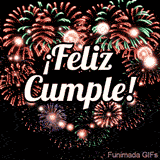 Un GIF animado que muestra fuegos artificiales de colores rojo, verde y azul explotando en el cielo nocturno y formando un gran corazón. En el centro, el texto '¡Feliz Cumple!'.