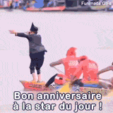 Vidéo  mème drôle pour un anniversaire : un enfant avec un chapeau et des lunettes de soleil danse sur un bateau en mouvement, Le message est 'Bon anniversaire à la star du jour !'.
