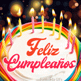 Una imagen fija de un video corto de cumpleaños, Muestra una tarta colorida con velas parpadeantes bajo el texto 'Feliz Cumpleaños'.
