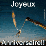 Un GIF animé montre une personne dans un harnais en train d'être lancée dans le ciel par une grue, Le texte est divisé en deux avec 'Joyeux' en haut et 'Anniversaire!!' en bas.