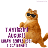 Immagine da un video musicale di compleanno che mostra un simpatico gatto rosso con occhiali da sole che balla. Il testo 'Tantissimi Auguri!' è visibile.