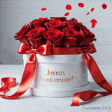 Animation d'un bouquet de roses rouges dans un coffret cadeau blanc. Une pluie de pétales descend doucement sur le nœud rouge et le vœu d'anniversaire en lettres d'or.