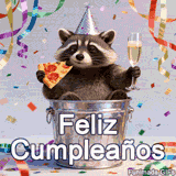 Tarjeta de cumpleaños animada con un adorable panda de la basura. El mapache brinda con una bebida y pizza, celebrando entre decoraciones de fiesta coloridas y texto 'Feliz Cumpleaños'.