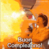 Scena divertente in cui una fiammata accecante riempie lo schermo mentre una donna cerca di spegnere le candeline sputando farina. In basso si legge Buon Compleanno!