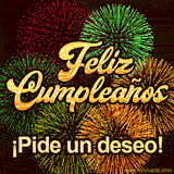 Fuegos artificiales de color rojo, verde y naranja explotan en el cielo oscuro alrededor de letras doradas elegantes que dicen Feliz Cumpleaños.
