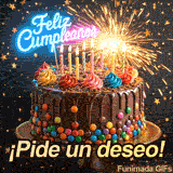 Tarjeta de cumpleaños festiva con un pastel sobre una base dorada donde brilla una bengala, coronada por la frase colorida Pide un deseo en el centro.