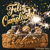 Video animado con un pastel de chocolate oscuro decorado con trufas, mientras una bengala encendida lanza chispas brillantes ante un letrero de Feliz Cumpleaños.