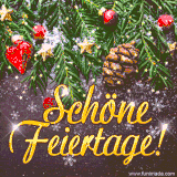 Tannenzweige mit roten Kugeln, Zapfen und goldenem Schriftzug vor einem dunklen, schneebedeckten Hintergrund.