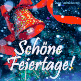 Schneebedeckte Tannenzweige mit einer großen roten Glocke und leuchtenden Schneeflocken.
