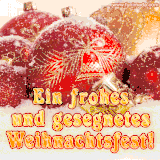 Rote, goldverzierte Weihnachtskugeln im Schnee mit einer glitzernden Grußbotschaft.