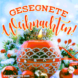 Eine rote Weihnachtskerze mit silbernem Muster, umgeben von Tannenzweigen, Beeren und glänzenden Ornamenten vor verschneitem Hintergrund.