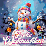Ein fröhlicher Schneemann mit bunter Mütze und Schal, umgeben von schneebedeckten Tannen und funkelnden Schneeflocken.