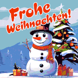 Ein traditioneller Schneemann mit schwarzem Hut und rotem Schal, neben einem geschmückten Weihnachtsbaum mit Geschenken.