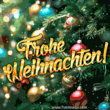 Ein weihnachtlicher Tannenbaum mit glänzenden roten und goldenen Kugeln und warmen Lichtern auf dunklem Hintergrund.