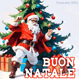 GIF festosa con Babbo Natale che balla davanti a un albero di Natale addobbato, circondato da regali colorati.