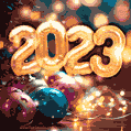 Árbol de Navidad mágicamente decorado, luces de bokeh y número 2024 dorado