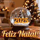 Cartão animado de festas com um belo globo de neve. A esfera guarda uma cena de inverno com o ano 2025, rodeada de um ambiente de sala aconchegante e texto 'Feliz Natal!'.