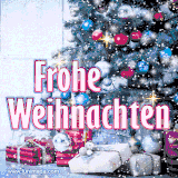 Ein traditioneller Weihnachtsbaum mit bunten Kugeln, goldenen Sternen und vielen Geschenken davor, umgeben von Lichtreflexen.