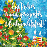 Ein mit Schnee bedeckter Weihnachtsbaum mit roten Kugeln und Geschenken davor, im Hintergrund ein winterlicher Himmel.