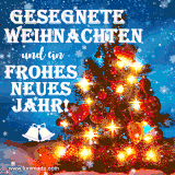 Ein kleiner Weihnachtsbaum mit roten Herz-Ornamenten, Lichterketten und Schneeflocken im winterlichen Hintergrund.