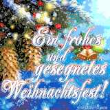 Tannenzweige mit roten Beeren, Zapfen und goldenen Glocken vor einem blauen, schneebedeckten Hintergrund.