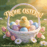 Im Fokus sitzt ein kleines Küken auf bunten Ostereiern in einem weißen Korb auf einer Wiese. Rosa Tulpen blühen im Vordergrund. Der Gruß 'FROHE OSTERN!' erstrahlt in goldenen Buchstaben.