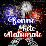 GIF animé montrant la tour Eiffel dessinée en blanc sur fond noir, surplombée de feux d’artifice rouges, blancs et bleus, avec le texte “Bonne Fête Nationale”.