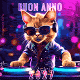 Un gatto DJ con occhiali da sole e cuffie mixa musica su una console. Luci al neon colorate sullo sfondo e la scritta 'Buon Anno 2027' completano questa divertente scena di festa.