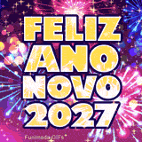 Texto gigante em amarelo claro Feliz Ano Novo 2027 com contornos escuros, sobreposto a um céu noturno roxo cheio de fogos de artifício rosa e azuis.