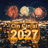 Due flûte di champagne brindano davanti a uno skyline urbano sfocato di notte. Fuochi d'artificio colorati esplodono nel cielo sopra il testo dorato 'Cin Cin al 2027'.