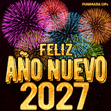 Cielo nocturno iluminado por pirotecnia de varios colores detrás del mensaje festivo Feliz Año Nuevo 2027 escrito con una tipografía amarilla brillante y voluminosa.