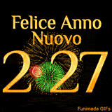 Sfondo notturno con fuochi d'artificio. In alto la scritta dorata Felice Anno Nuovo. Sotto, le cifre 2 e 27 circondano un fuoco d'artificio verde che funge da zero per il 2027.