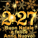 Sfondo scuro decorato con eleganti fiocchi di neve d'oro. Al centro spicca il 2027, con lo zero sostituito da una pallina natalizia. Sotto si legge Buon Natale e felice Anno Nuovo!